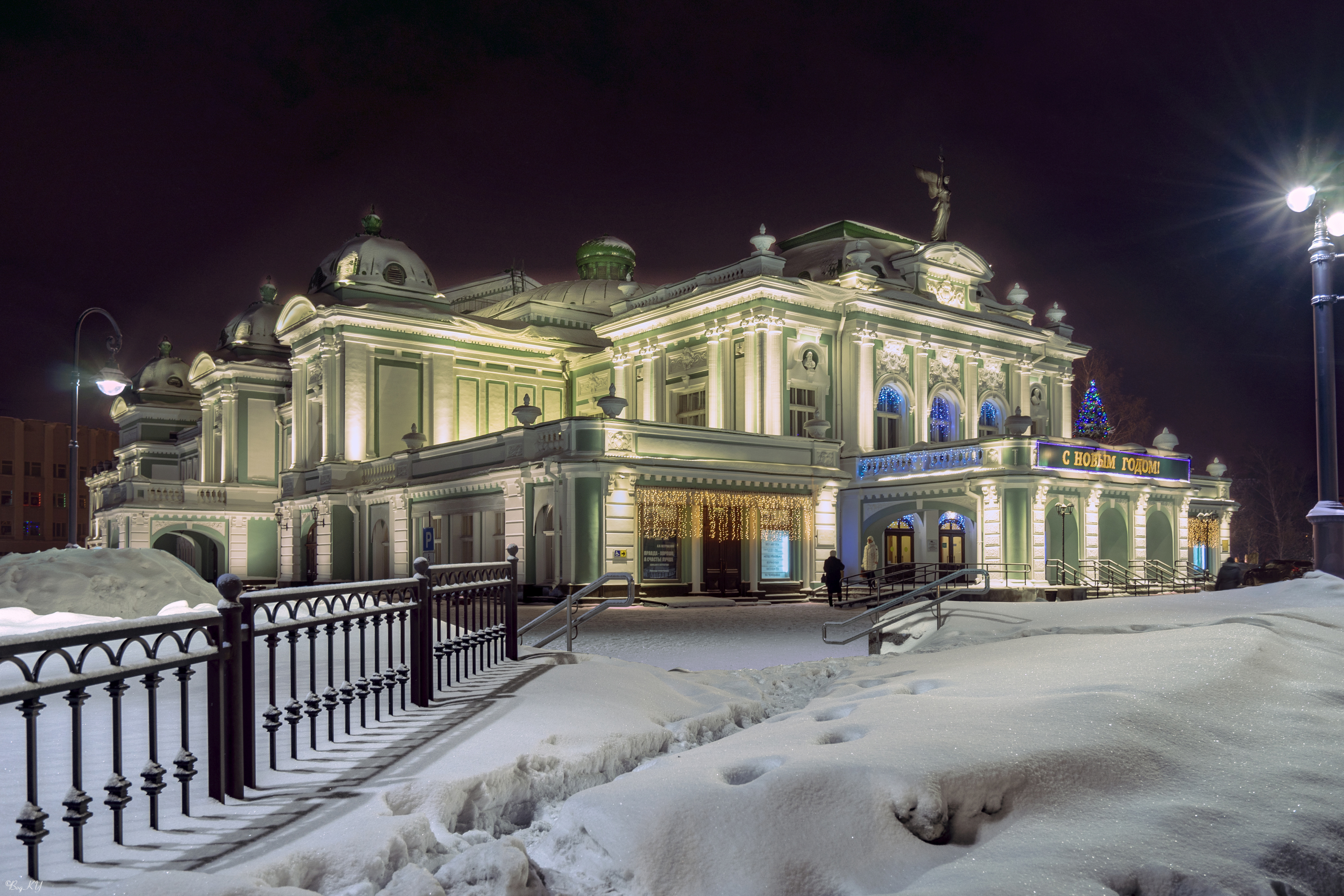 Омский драматический театр зимой